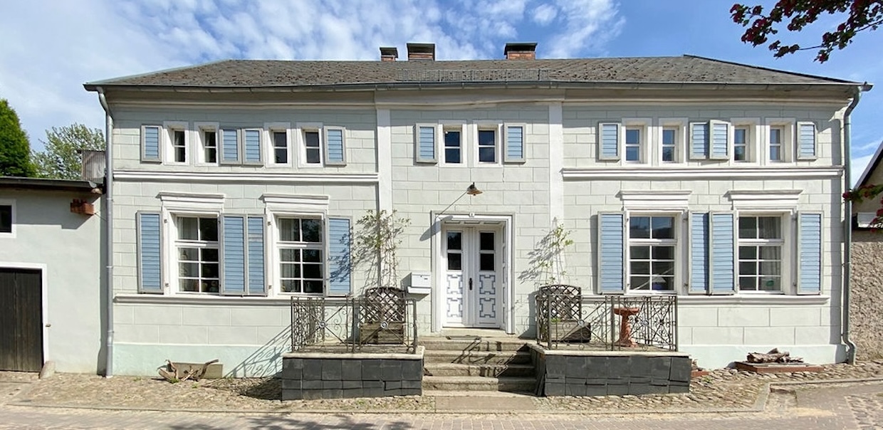 Die SeeRemise liegt am Zechinener See – ein Rückzugsort für Gruppen, Kreative und alle, die das Einfache und Besondere lieben. 8 individuell gestaltete Zimmer, ein 90 m² großer Atelierraum und ein naturbelassener Garten schaffen Platz für Ideen, Austausch oder Stille.